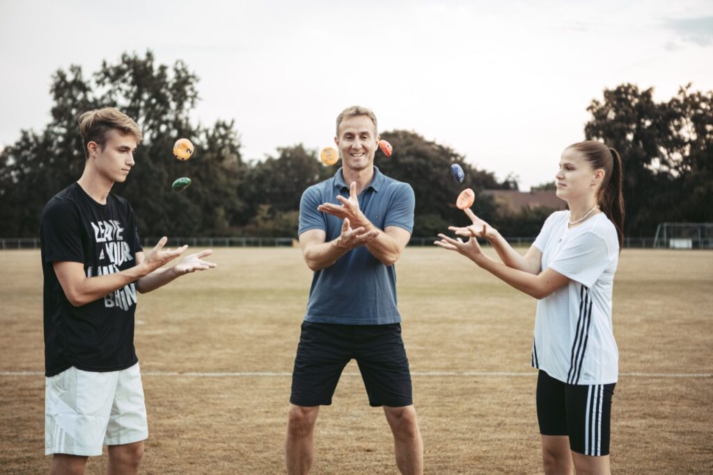 jugendfußballteam startet training mit konzentrationsritual