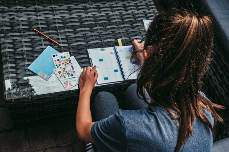 jugendliche schülerin plant zeit mit wochenplan für besseres zeitmanagement